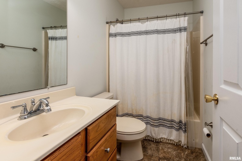 2109 MEADOW Lane, Carbondale, Illinois 62901, 4 Bedrooms Bedrooms, 0 ,3 BathroomsBathrooms,Residential,For Sale,MEADOW,0,RMAEB459525