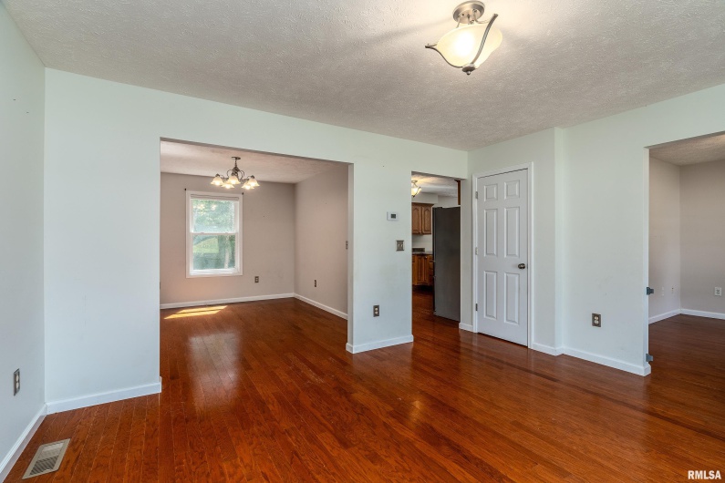 2109 MEADOW Lane, Carbondale, Illinois 62901, 4 Bedrooms Bedrooms, 0 ,3 BathroomsBathrooms,Residential,For Sale,MEADOW,0,RMAEB459525