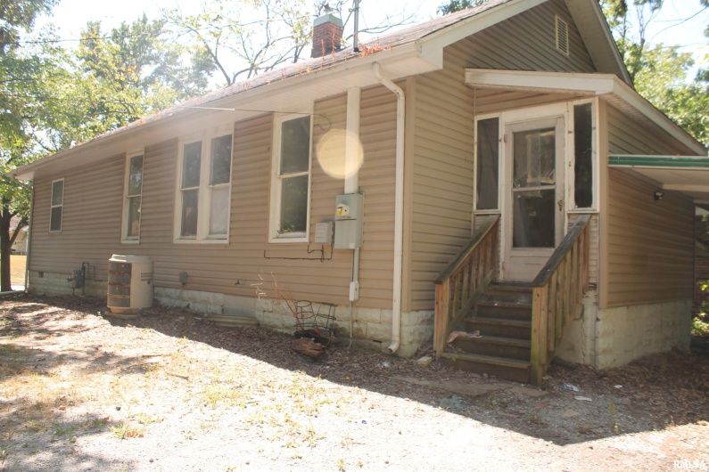 706 WALNUT Street, Carbondale, Illinois 62901, 3 Bedrooms Bedrooms, 0 ,1 BathroomBathrooms,Residential,For Sale,WALNUT,0,RMAEB459528