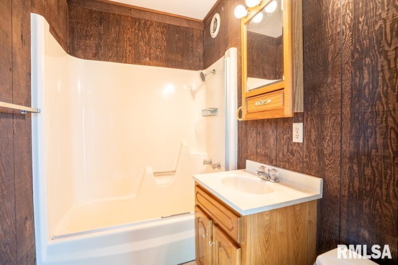 208 SYCAMORE Street, Elkville, Illinois 62932, 2 Bedrooms Bedrooms, 0 ,2 BathroomsBathrooms,Residential,For Sale,SYCAMORE,0,RMAQC4266929
