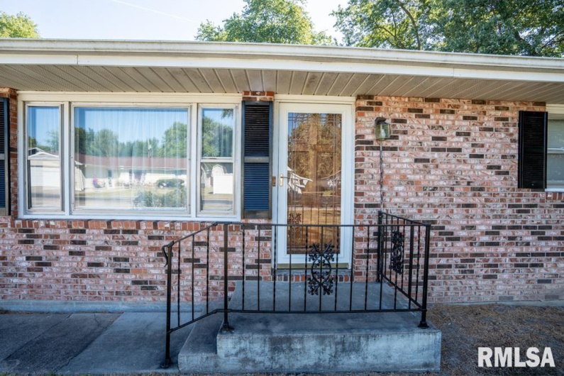 208 SYCAMORE Street, Elkville, Illinois 62932, 2 Bedrooms Bedrooms, 0 ,2 BathroomsBathrooms,Residential,For Sale,SYCAMORE,0,RMAQC4266929