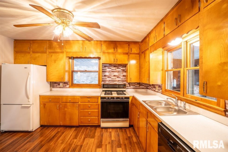 208 SYCAMORE Street, Elkville, Illinois 62932, 2 Bedrooms Bedrooms, 0 ,2 BathroomsBathrooms,Residential,For Sale,SYCAMORE,0,RMAQC4266929