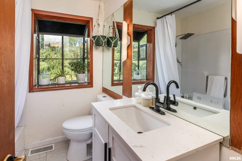 183 HERITAGE Road, Carbondale, Illinois 62903, 3 Bedrooms Bedrooms, 0 ,2 BathroomsBathrooms,Residential,For Sale,HERITAGE,0,RMAEB459548