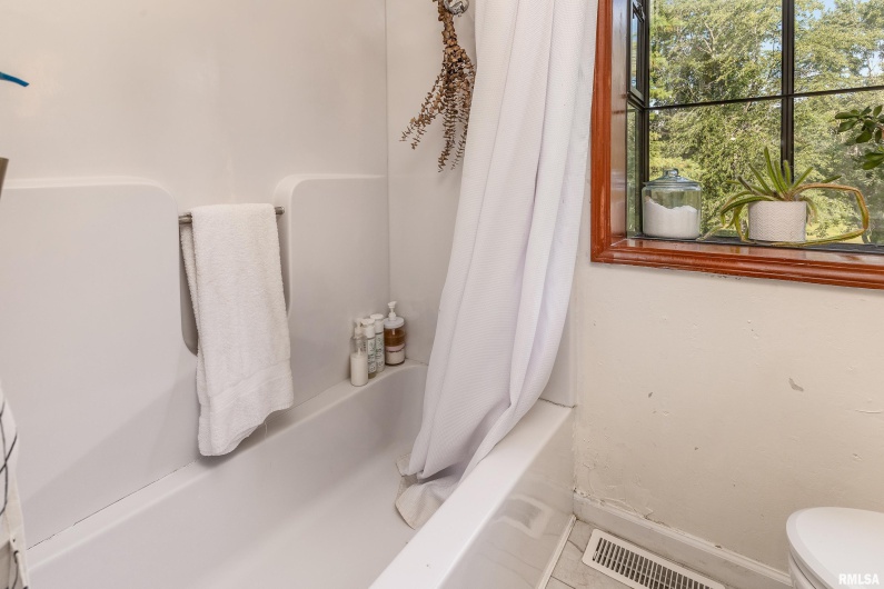 183 HERITAGE Road, Carbondale, Illinois 62903, 3 Bedrooms Bedrooms, 0 ,2 BathroomsBathrooms,Residential,For Sale,HERITAGE,0,RMAEB459548