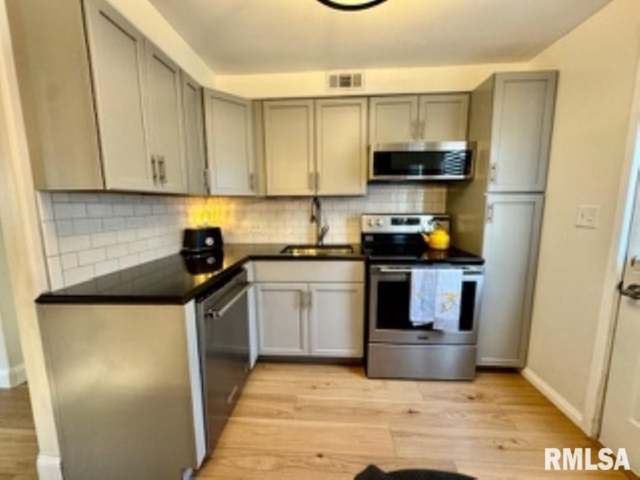 1204 THOMPSON Street, Carterville, Illinois 62918, 3 Bedrooms Bedrooms, 0 ,2 BathroomsBathrooms,Residential,For Sale,THOMPSON,0,RMAEB459555