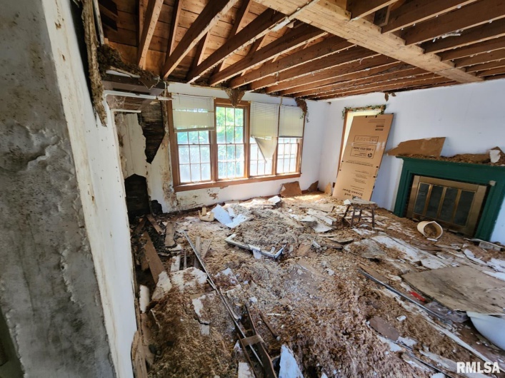 1105 COLLEGE Street, Carbondale, Illinois 62901, 3 Bedrooms Bedrooms, 0 ,1 BathroomBathrooms,Residential,For Sale,COLLEGE,0,RMAPA1260614