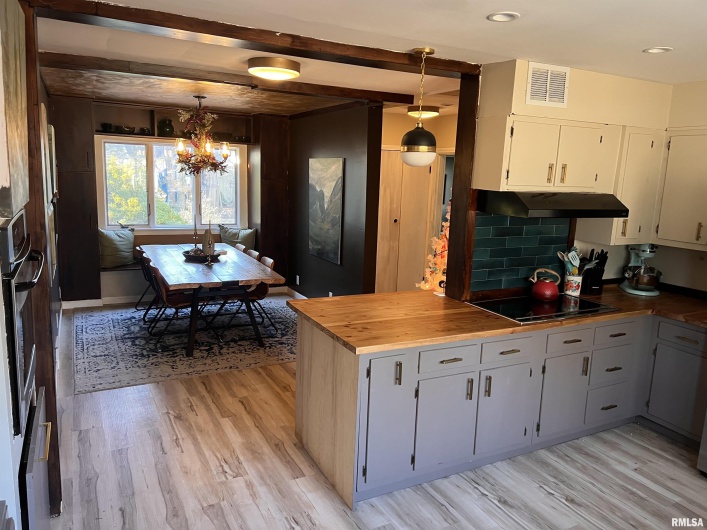 904 OAKLAND Avenue, Carbondale, Illinois 62901, 4 Bedrooms Bedrooms, 0 ,2 BathroomsBathrooms,Residential,For Sale,OAKLAND,0,RMAEB459570