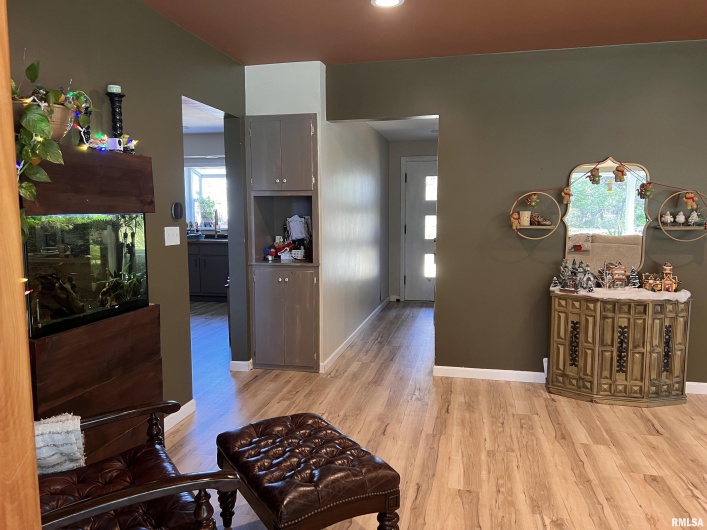 904 OAKLAND Avenue, Carbondale, Illinois 62901, 4 Bedrooms Bedrooms, 0 ,2 BathroomsBathrooms,Residential,For Sale,OAKLAND,0,RMAEB459570