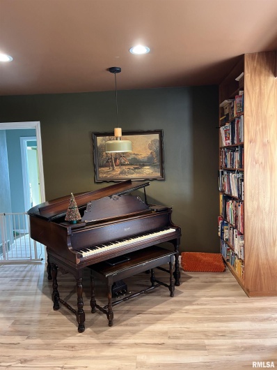 904 OAKLAND Avenue, Carbondale, Illinois 62901, 4 Bedrooms Bedrooms, 0 ,2 BathroomsBathrooms,Residential,For Sale,OAKLAND,0,RMAEB459570