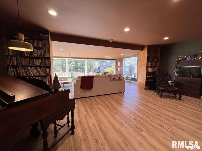 904 OAKLAND Avenue, Carbondale, Illinois 62901, 4 Bedrooms Bedrooms, 0 ,2 BathroomsBathrooms,Residential,For Sale,OAKLAND,0,RMAEB459570