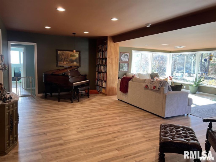 904 OAKLAND Avenue, Carbondale, Illinois 62901, 4 Bedrooms Bedrooms, 0 ,2 BathroomsBathrooms,Residential,For Sale,OAKLAND,0,RMAEB459570