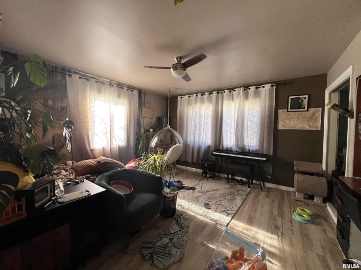 904 OAKLAND Avenue, Carbondale, Illinois 62901, 4 Bedrooms Bedrooms, 0 ,2 BathroomsBathrooms,Residential,For Sale,OAKLAND,0,RMAEB459570