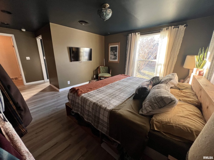 904 OAKLAND Avenue, Carbondale, Illinois 62901, 4 Bedrooms Bedrooms, 0 ,2 BathroomsBathrooms,Residential,For Sale,OAKLAND,0,RMAEB459570