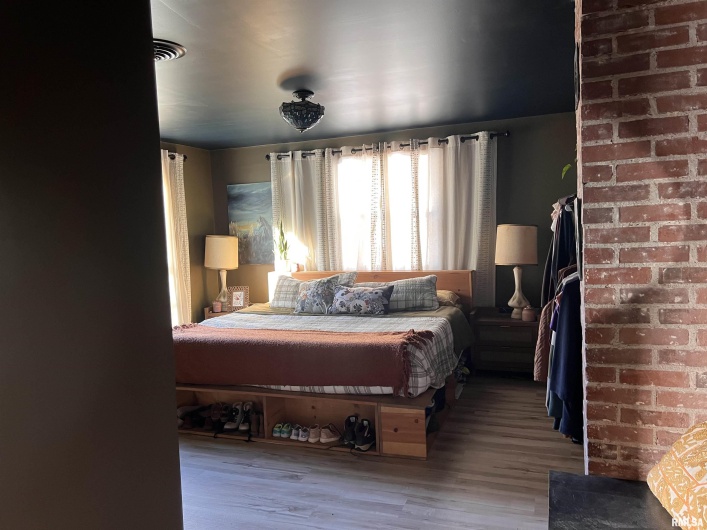 904 OAKLAND Avenue, Carbondale, Illinois 62901, 4 Bedrooms Bedrooms, 0 ,2 BathroomsBathrooms,Residential,For Sale,OAKLAND,0,RMAEB459570