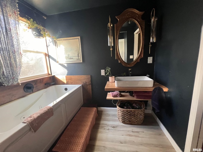 904 OAKLAND Avenue, Carbondale, Illinois 62901, 4 Bedrooms Bedrooms, 0 ,2 BathroomsBathrooms,Residential,For Sale,OAKLAND,0,RMAEB459570