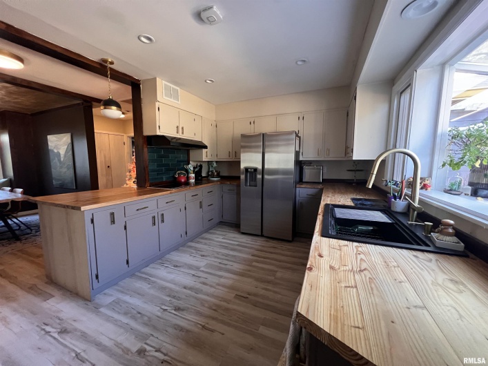 904 OAKLAND Avenue, Carbondale, Illinois 62901, 4 Bedrooms Bedrooms, 0 ,2 BathroomsBathrooms,Residential,For Sale,OAKLAND,0,RMAEB459570