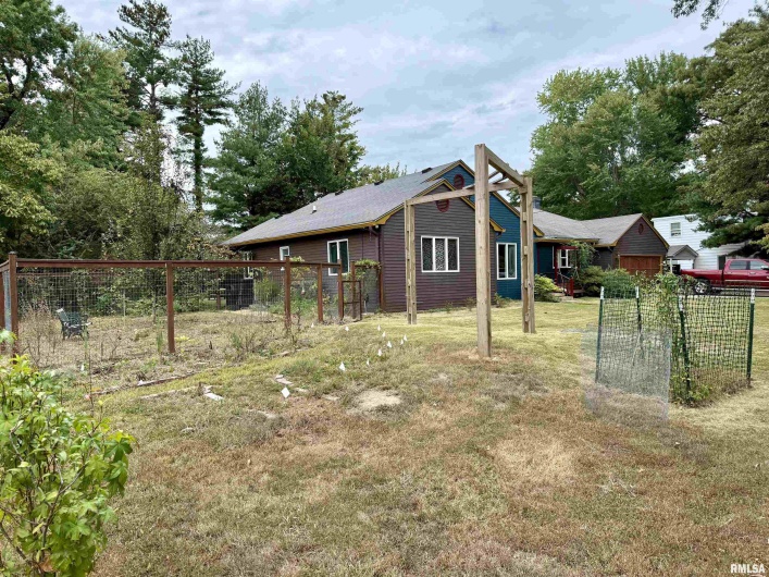 904 OAKLAND Avenue, Carbondale, Illinois 62901, 4 Bedrooms Bedrooms, 0 ,2 BathroomsBathrooms,Residential,For Sale,OAKLAND,0,RMAEB459570