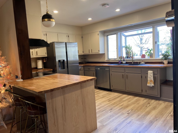 904 OAKLAND Avenue, Carbondale, Illinois 62901, 4 Bedrooms Bedrooms, 0 ,2 BathroomsBathrooms,Residential,For Sale,OAKLAND,0,RMAEB459570