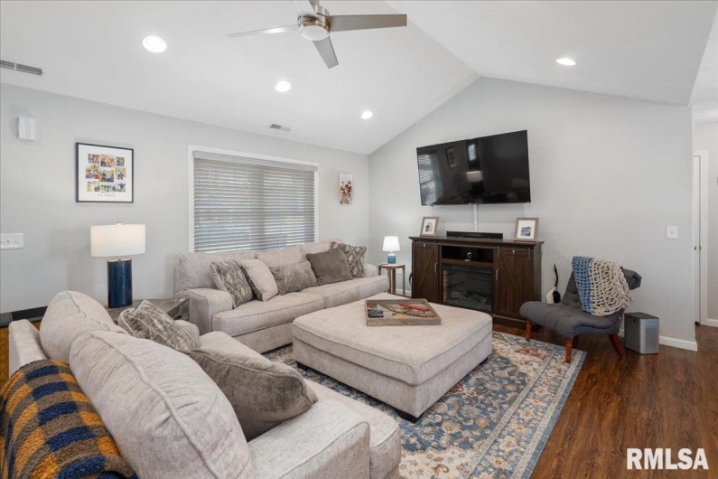 15702 Jadin Road, Marion, Illinois 62959, 3 Bedrooms Bedrooms, 0 ,2 BathroomsBathrooms,Residential,For Sale,Jadin,0,RMAEB459575