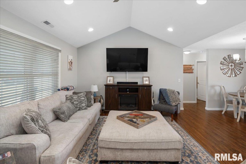 15702 Jadin Road, Marion, Illinois 62959, 3 Bedrooms Bedrooms, 0 ,2 BathroomsBathrooms,Residential,For Sale,Jadin,0,RMAEB459575