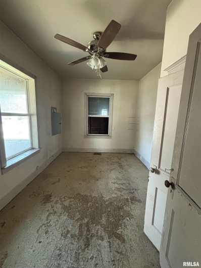 404 7TH Street, Metropolis, Illinois 62960, 3 Bedrooms Bedrooms, 0 ,1 BathroomBathrooms,Residential,For Sale,7TH,0,RMAEB459577