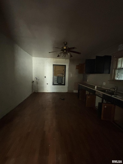 404 7TH Street, Metropolis, Illinois 62960, 3 Bedrooms Bedrooms, 0 ,1 BathroomBathrooms,Residential,For Sale,7TH,0,RMAEB459577