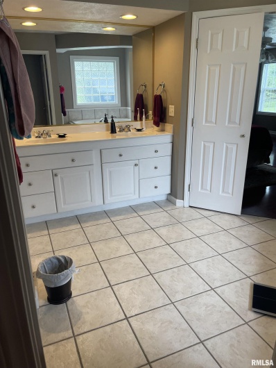 117 Jeremy Drive, Carterville, Illinois 62918, 3 Bedrooms Bedrooms, 0 ,2 BathroomsBathrooms,Residential,For Sale,Jeremy,0,RMAQC4267009