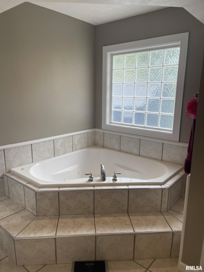 117 Jeremy Drive, Carterville, Illinois 62918, 3 Bedrooms Bedrooms, 0 ,2 BathroomsBathrooms,Residential,For Sale,Jeremy,0,RMAQC4267009