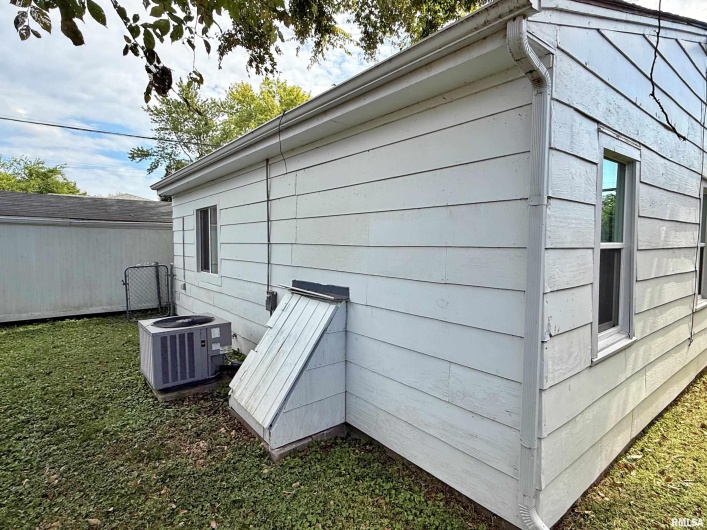 705 CATHERINE Street, Metropolis, Illinois 62960, 2 Bedrooms Bedrooms, 0 ,2 BathroomsBathrooms,Residential,For Sale,CATHERINE,0,RMAEB459586
