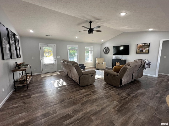 1303 Dew Drop Drive, Marion, Illinois 62959, 3 Bedrooms Bedrooms, 0 ,2 BathroomsBathrooms,Residential,For Sale,Dew Drop,0,RMAEB459601