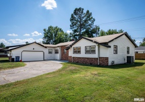 902 FAIRLANE Drive, Marion, Illinois 62959, 3 Bedrooms Bedrooms, 0 ,2 BathroomsBathrooms,Residential,For Sale,FAIRLANE,0,RMAQC4267072