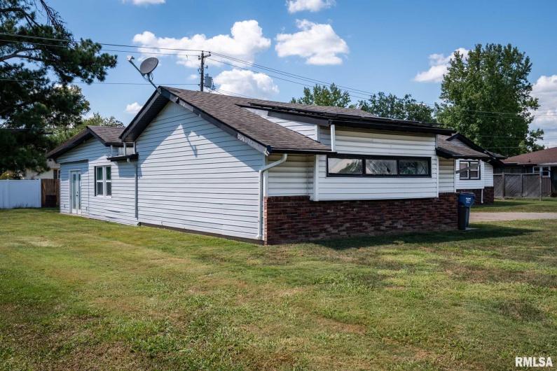 902 FAIRLANE Drive, Marion, Illinois 62959, 3 Bedrooms Bedrooms, 0 ,2 BathroomsBathrooms,Residential,For Sale,FAIRLANE,0,RMAQC4267072
