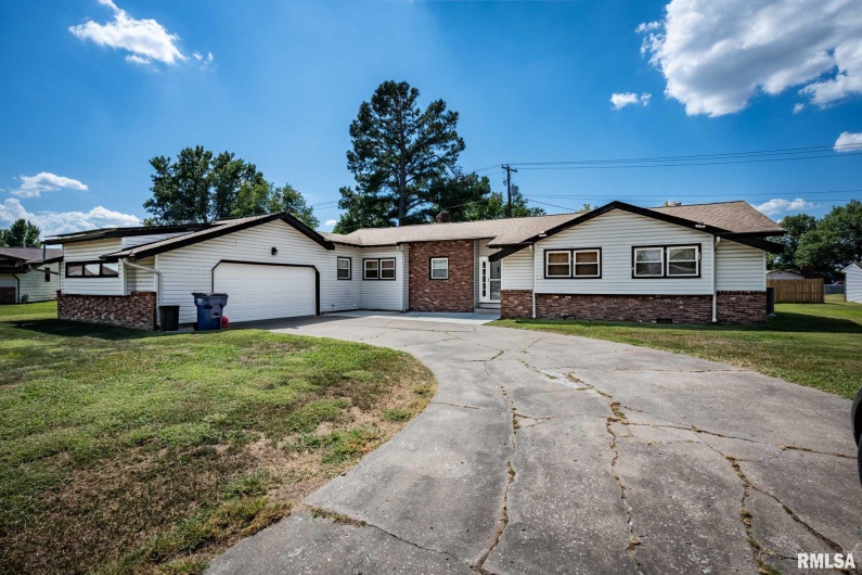 902 FAIRLANE Drive, Marion, Illinois 62959, 3 Bedrooms Bedrooms, 0 ,2 BathroomsBathrooms,Residential,For Sale,FAIRLANE,0,RMAQC4267072
