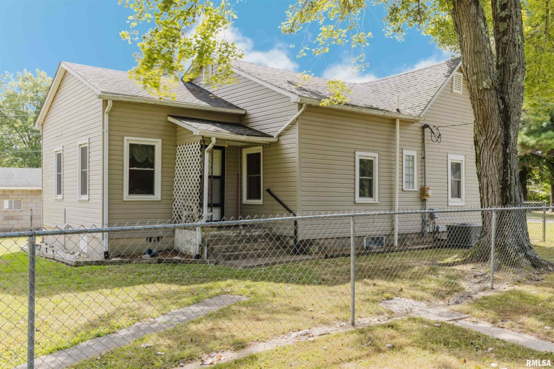 206 HUNTER Street, Marion, Illinois 62959, 2 Bedrooms Bedrooms, 0 ,1 BathroomBathrooms,Residential,For Sale,HUNTER,0,RMAQC4267098