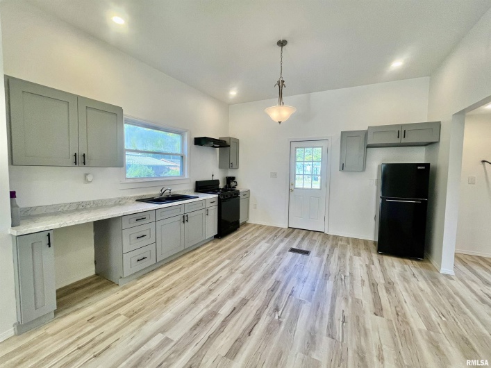 1302 CATHERINE Street, Metropolis, Illinois 62960, 2 Bedrooms Bedrooms, 0 ,1 BathroomBathrooms,Residential,For Sale,CATHERINE,0,RMAEB459630
