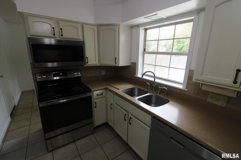 101 Lingale Street, Marion, Illinois 62959, 3 Bedrooms Bedrooms, 0 ,2 BathroomsBathrooms,Residential,For Sale,Lingale,0,RMAEB459628