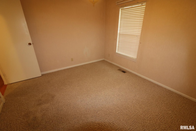 101 Lingale Street, Marion, Illinois 62959, 3 Bedrooms Bedrooms, 0 ,2 BathroomsBathrooms,Residential,For Sale,Lingale,0,RMAEB459628