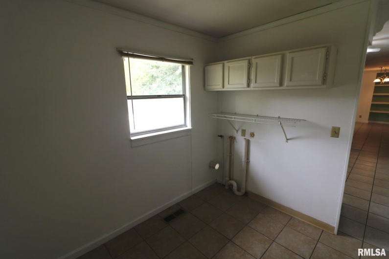 101 Lingale Street, Marion, Illinois 62959, 3 Bedrooms Bedrooms, 0 ,2 BathroomsBathrooms,Residential,For Sale,Lingale,0,RMAEB459628