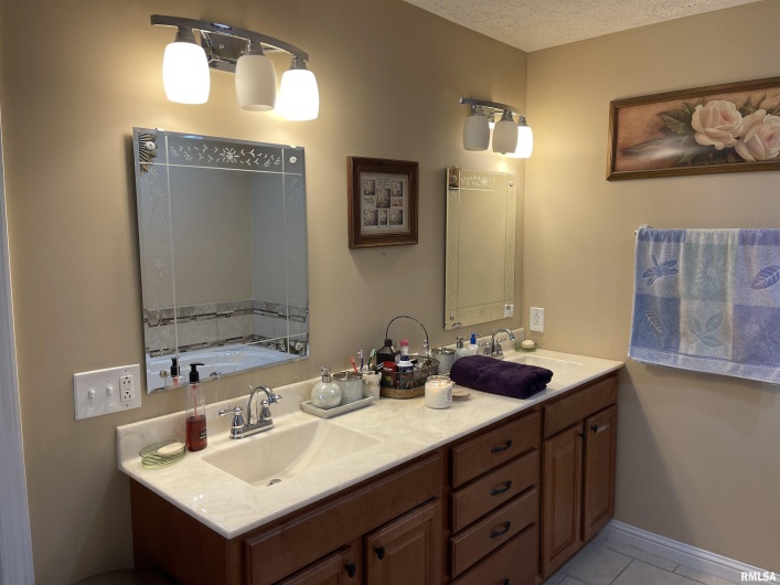 15744 Ciara Road, Marion, Illinois 62959, 3 Bedrooms Bedrooms, 0 ,2 BathroomsBathrooms,Residential,For Sale,Ciara,0,RMAQC4267152