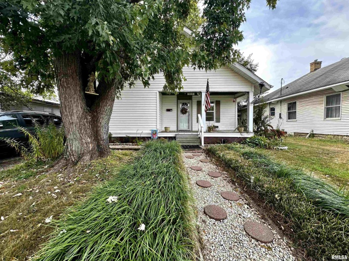 305 LINCOLN Street, Harrisburg, Illinois 62946, 2 Bedrooms Bedrooms, 0 ,1 BathroomBathrooms,Residential,For Sale,LINCOLN,0,RMAQC4267159