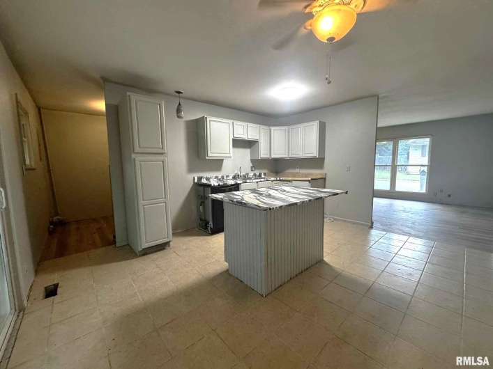 207 Friedline Drive, Carbondale, Illinois 62901, 3 Bedrooms Bedrooms, 0 ,1 BathroomBathrooms,Residential,For Sale,Friedline,0,RMAQC4266162