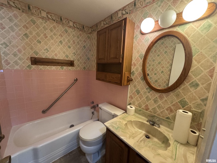 800 DOGWOOD Lane, Marion, Illinois 62959, 3 Bedrooms Bedrooms, 0 ,2 BathroomsBathrooms,Residential,For Sale,DOGWOOD,0,RMAEB459646