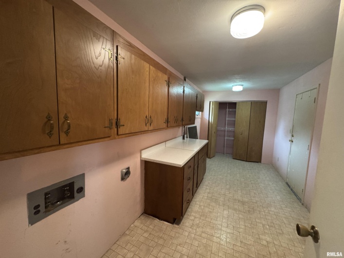800 DOGWOOD Lane, Marion, Illinois 62959, 3 Bedrooms Bedrooms, 0 ,2 BathroomsBathrooms,Residential,For Sale,DOGWOOD,0,RMAEB459646