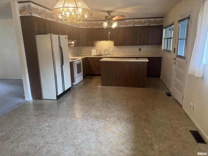 800 DOGWOOD Lane, Marion, Illinois 62959, 3 Bedrooms Bedrooms, 0 ,2 BathroomsBathrooms,Residential,For Sale,DOGWOOD,0,RMAEB459646