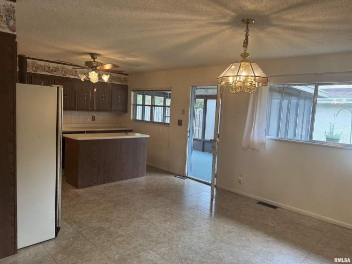 800 DOGWOOD Lane, Marion, Illinois 62959, 3 Bedrooms Bedrooms, 0 ,2 BathroomsBathrooms,Residential,For Sale,DOGWOOD,0,RMAEB459646