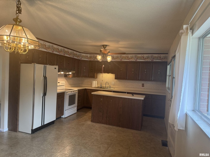 800 DOGWOOD Lane, Marion, Illinois 62959, 3 Bedrooms Bedrooms, 0 ,2 BathroomsBathrooms,Residential,For Sale,DOGWOOD,0,RMAEB459646