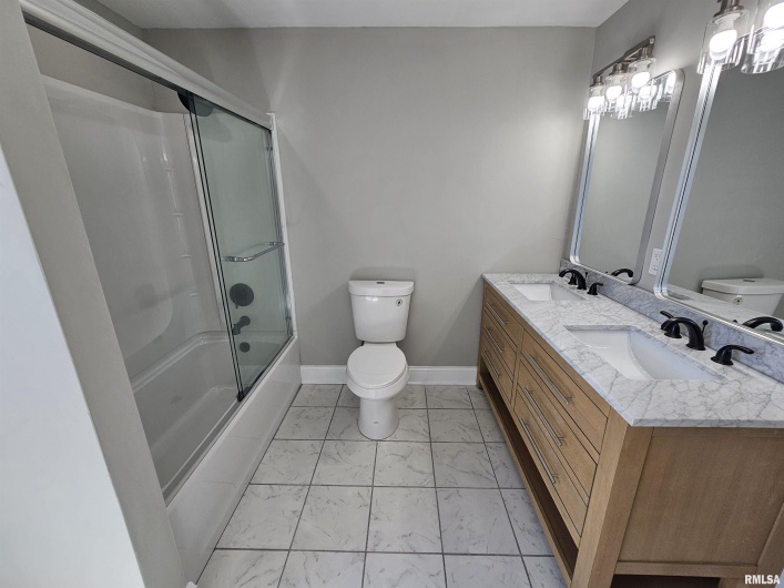 309 11TH Street, Metropolis, Illinois 62960, 3 Bedrooms Bedrooms, 0 ,3 BathroomsBathrooms,Residential,For Sale,11TH,0,RMAEB459658