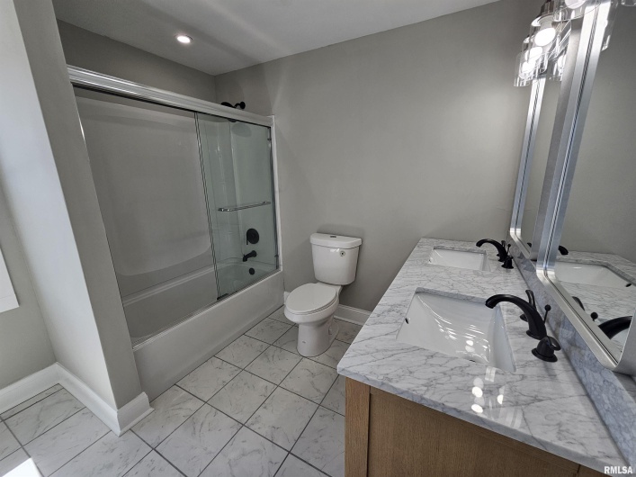 309 11TH Street, Metropolis, Illinois 62960, 3 Bedrooms Bedrooms, 0 ,3 BathroomsBathrooms,Residential,For Sale,11TH,0,RMAEB459658