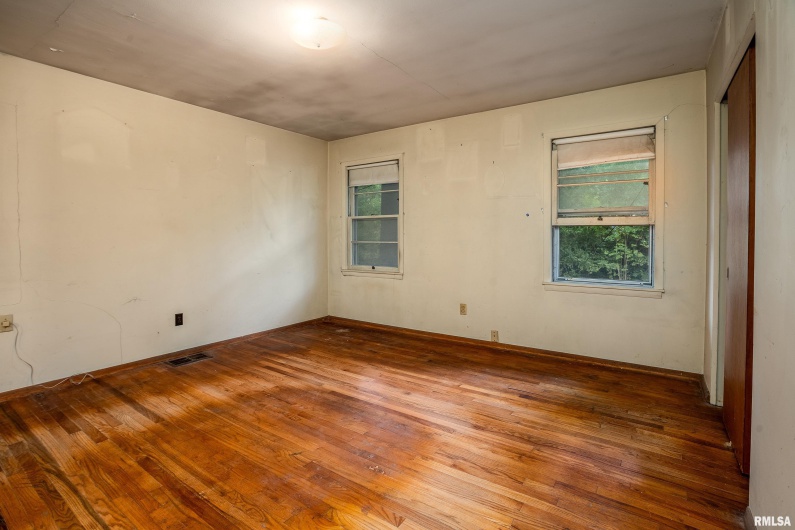813 SKYLINE Drive, Carbondale, Illinois 62901, 4 Bedrooms Bedrooms, 0 ,1 BathroomBathrooms,Residential,For Sale,SKYLINE,0,RMAEB459659