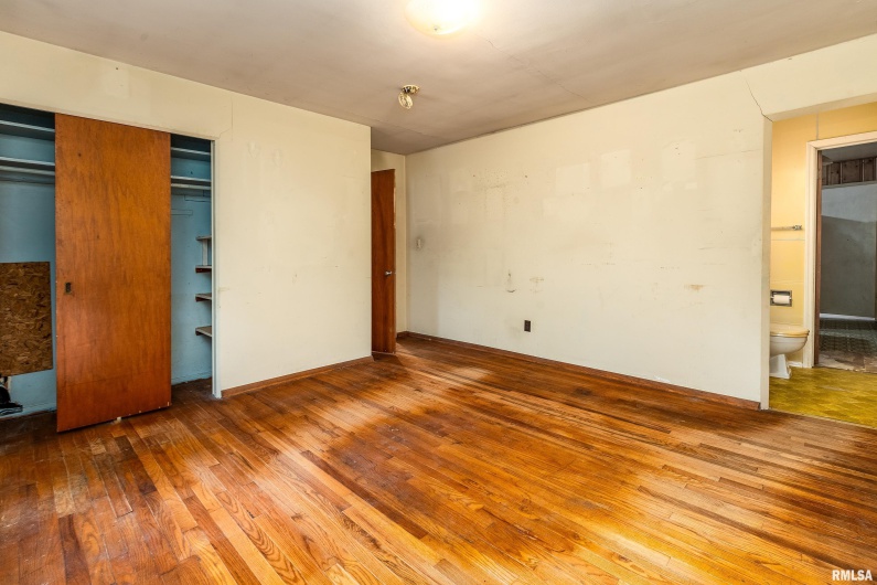 813 SKYLINE Drive, Carbondale, Illinois 62901, 4 Bedrooms Bedrooms, 0 ,1 BathroomBathrooms,Residential,For Sale,SKYLINE,0,RMAEB459659